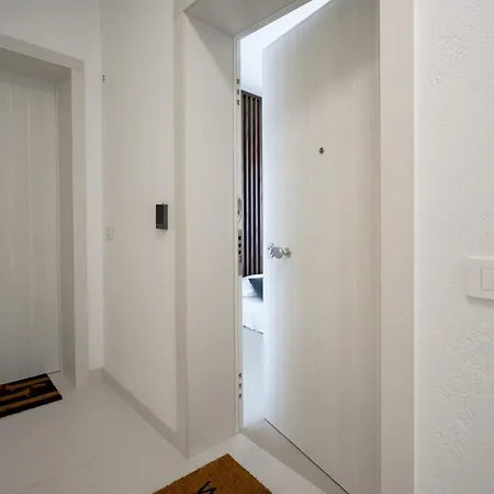 Apartament Dimora Venera-modern Comfort With Private Parking