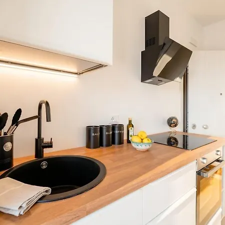 Dimora Venera-modern Comfort With Private Parking Apartament Bari